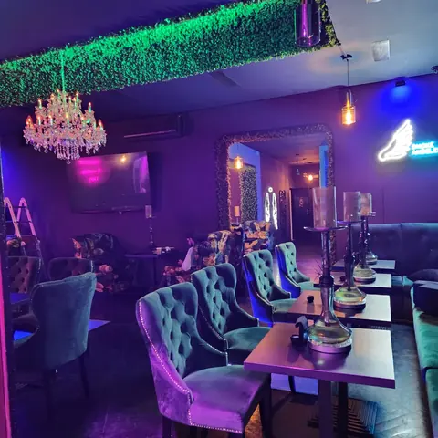 Sala Africano w fioletowym świetle